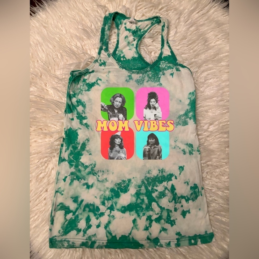 💚3/$20 Sitcom mom vibes  bleached tank top